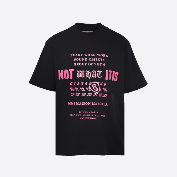 メゾンマルジェア ピンクレターカラーブロックプリント クルーネック 半袖Tシャツ（ブラック）