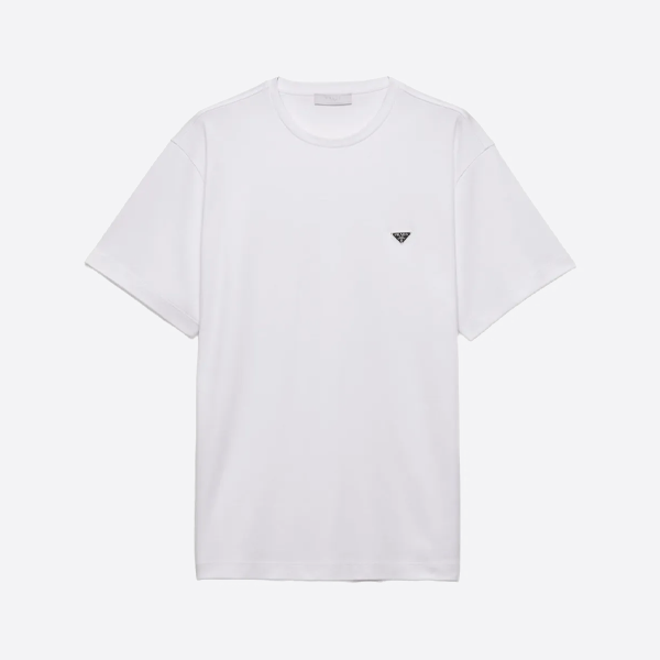 胸に三角形のロゴが入ったプラダの半袖Tシャツ