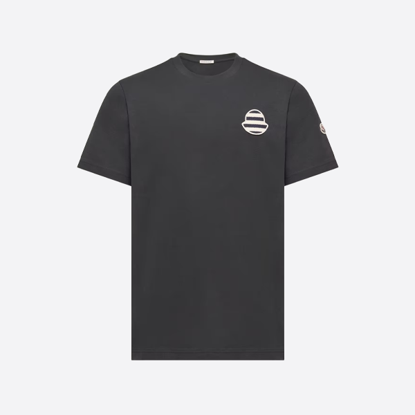 モンクレール ストライプ刺繍ロゴ入り半袖Tシャツ、ブラック。
