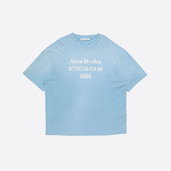 アクネ ストゥディストーションズ プリント入りダメージ加工ロゴ入り半袖Tシャツ、スカイブルー