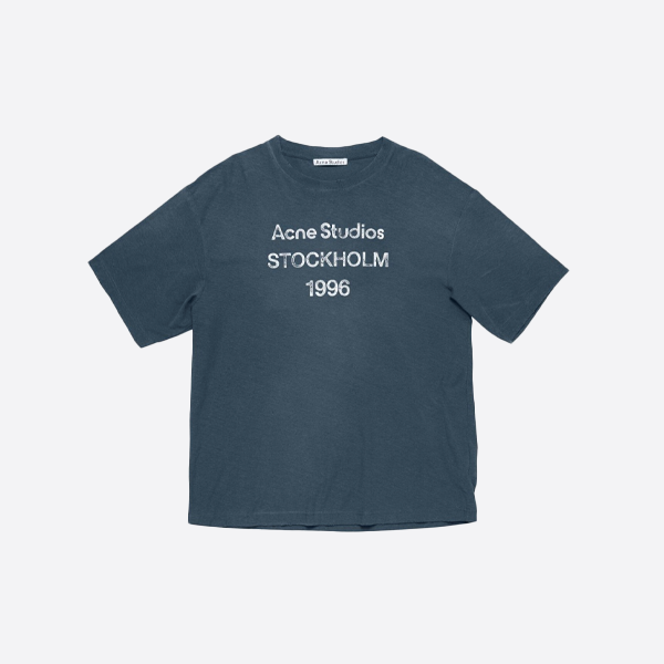 アクネ ストゥディストーションズ プリント入りダメージ加工ロゴ入り半袖Tシャツ、ブルー