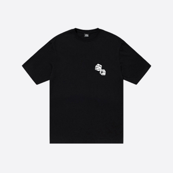 背面にサイコロ柄がプリントされた、Stussyのクルーネック半袖シャツ。