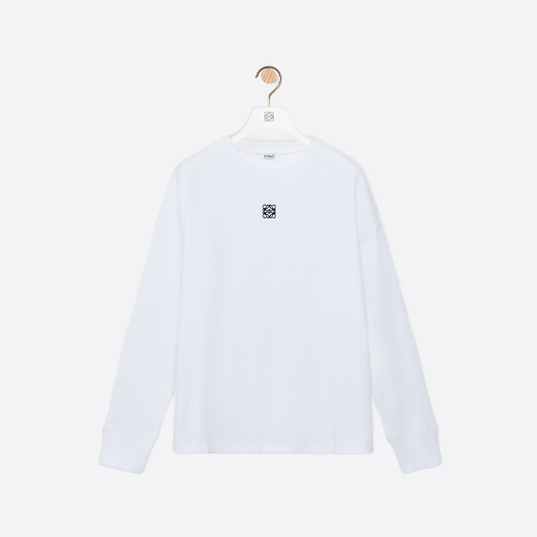 ロエベの長袖Tシャツ、フロントに刺繍ロゴ入り、ホワイト