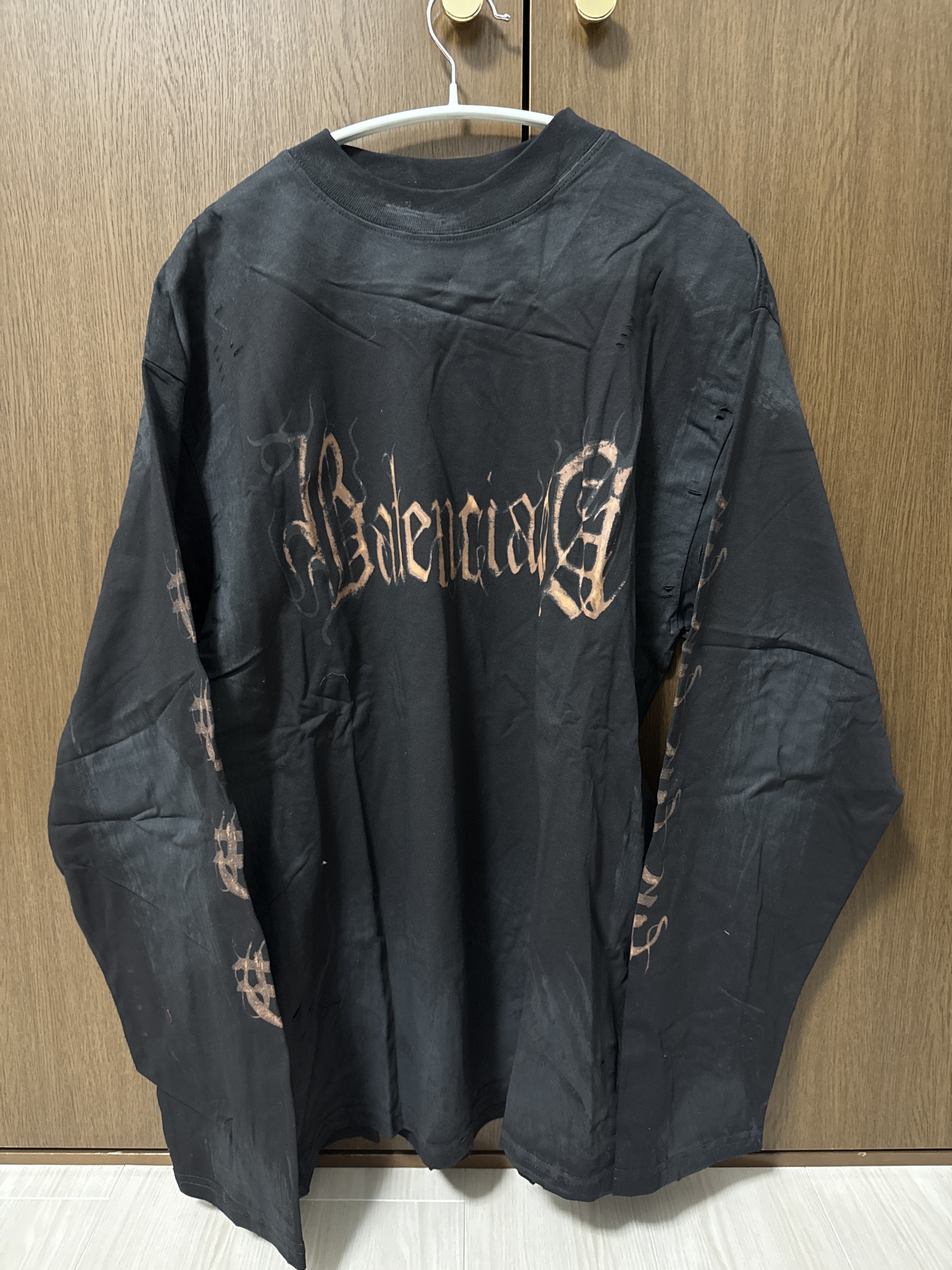 バレンシアガ泥染めダメージメタルサンスクリット長袖Tシャツ