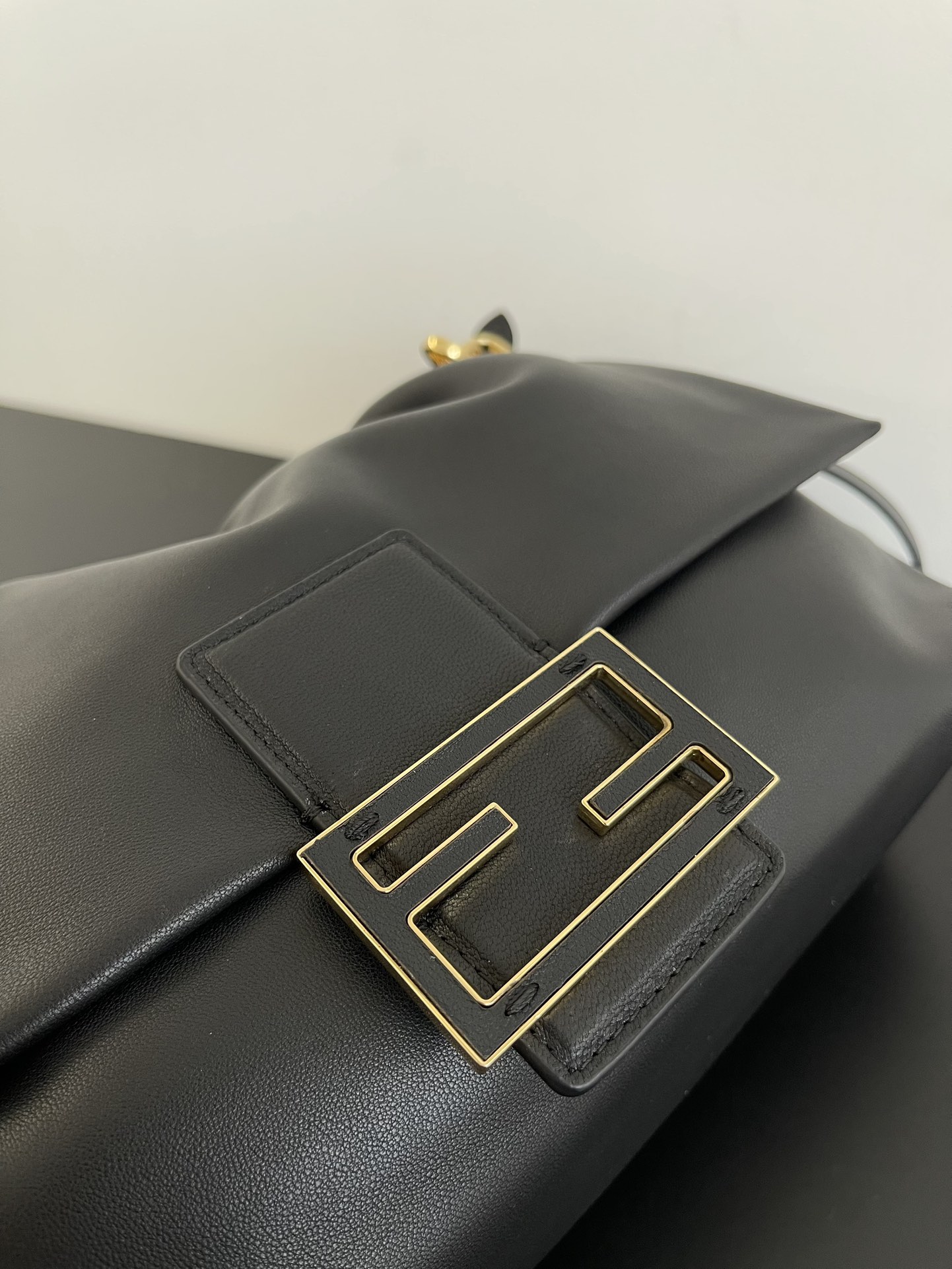 フェンディ バゲット® ソフト ミディアム ブラック ナッパレザー バッグ 8BR833AQ0DF0KUR 詳細画像 3