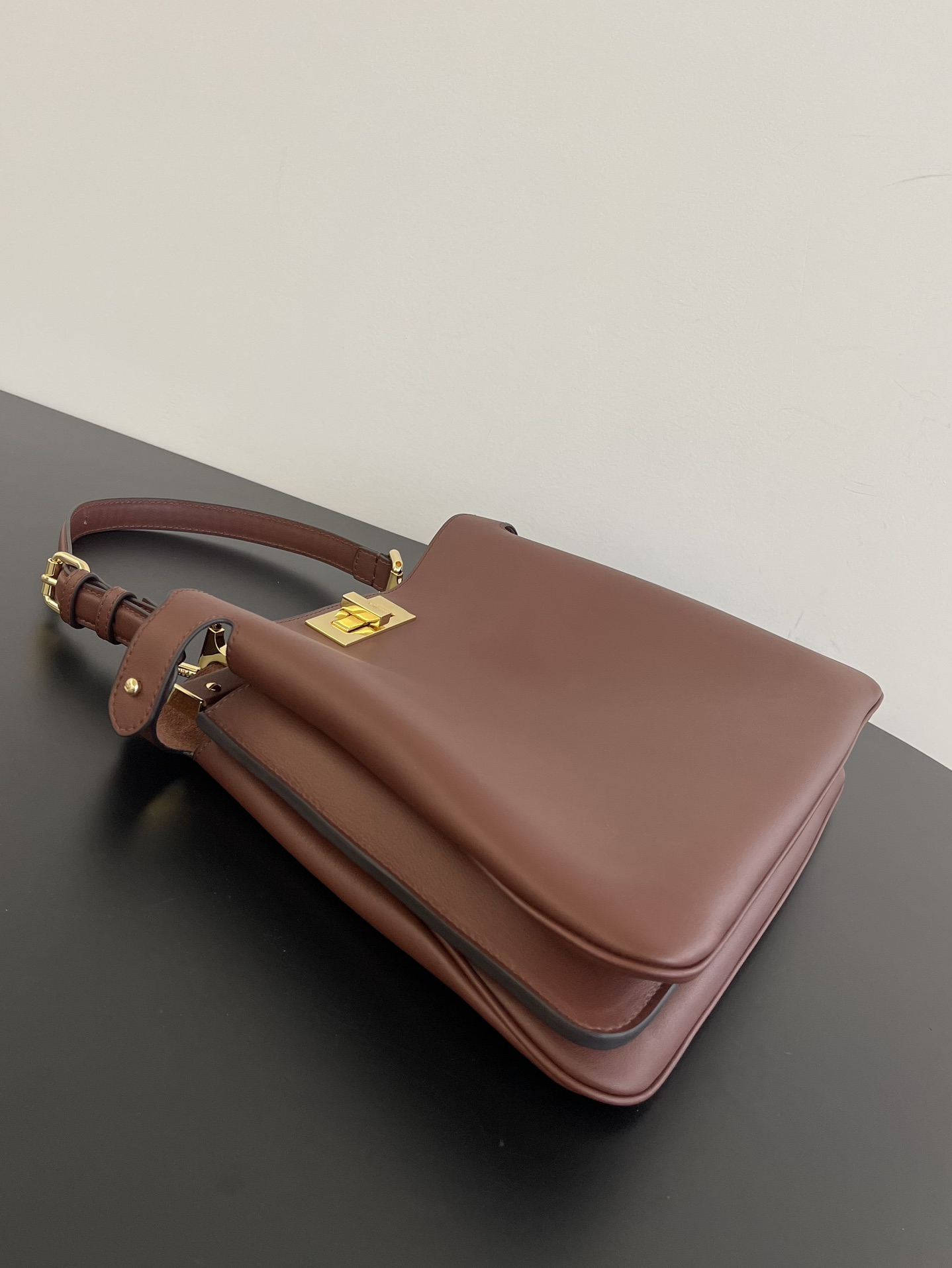 フェンディ ピーカブー ソフト ミディアム ブラウン レザー バッグ 詳細画像 3