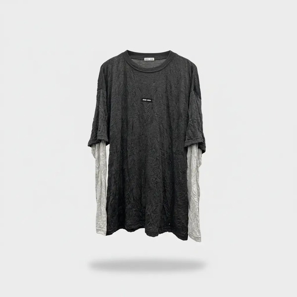 ミュウミュウ ロゴパッチ クリンクル レイヤード ロングスリーブTシャツ チャコールグレー／ライトグレー