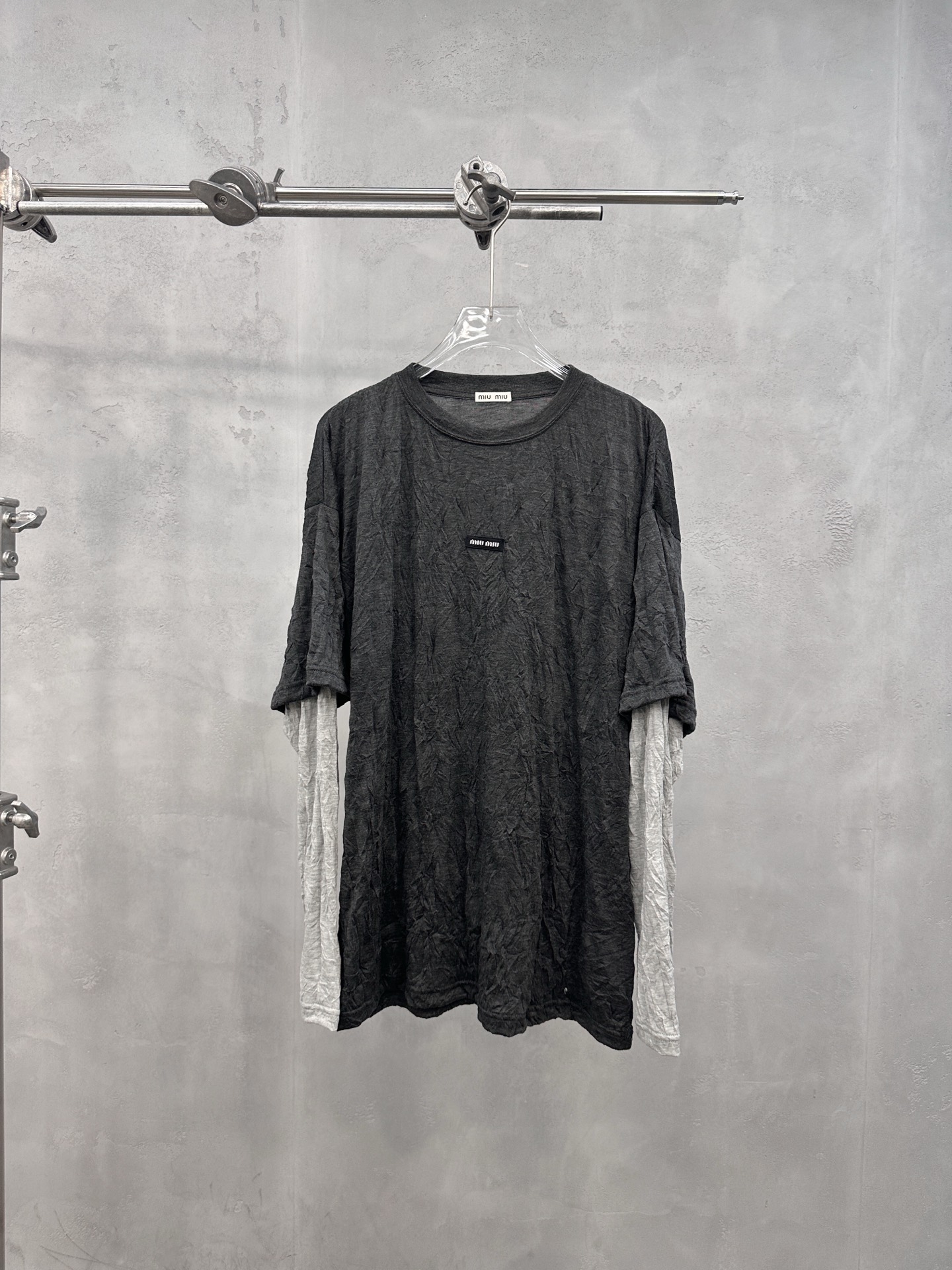 ミュウミュウ ロゴパッチ クリンクル レイヤード ロングスリーブTシャツ チャコールグレー/ライトグレー 詳細画像 1