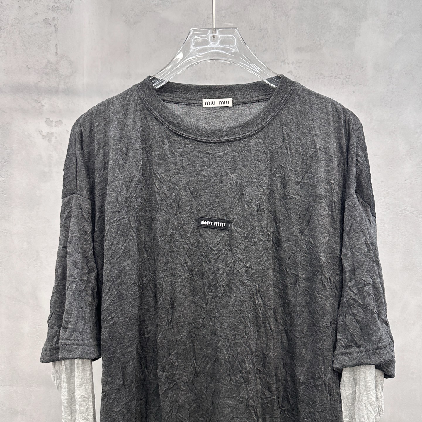 ミュウミュウ ロゴパッチ クリンクル レイヤード ロングスリーブTシャツ チャコールグレー/ライトグレー 詳細画像 2