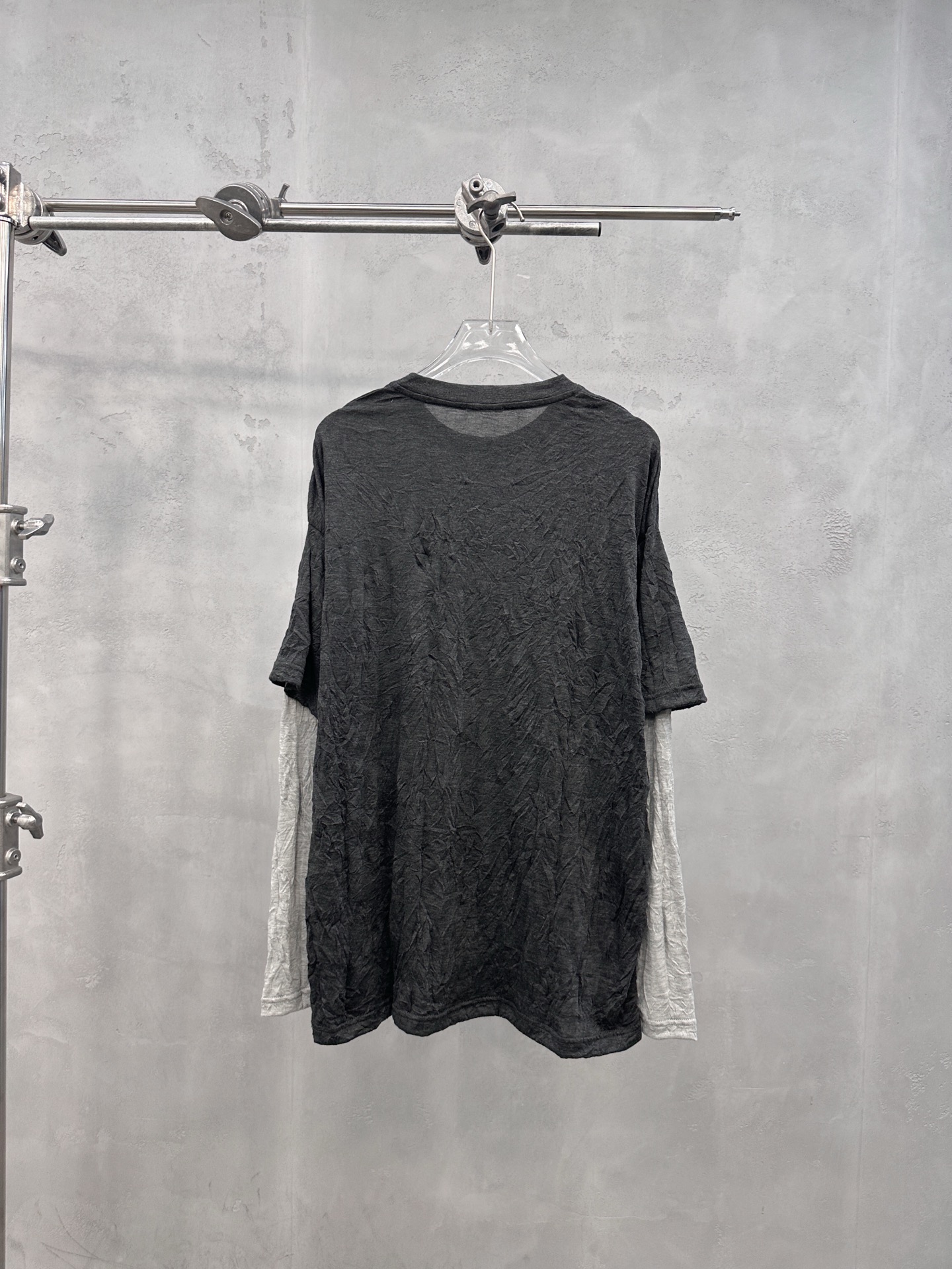 ミュウミュウ ロゴパッチ クリンクル レイヤード ロングスリーブTシャツ チャコールグレー/ライトグレー 詳細画像 3