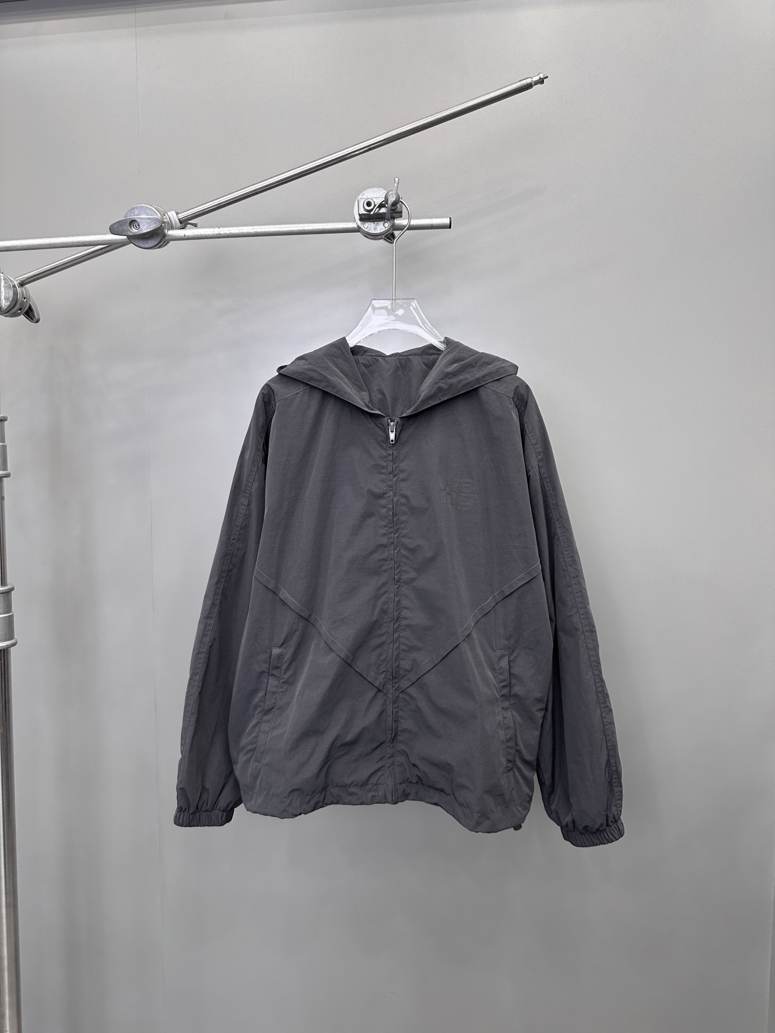 アレキサンダー ワン フーデッド ウィンドブレーカージャケット チャコール 詳細画像 1