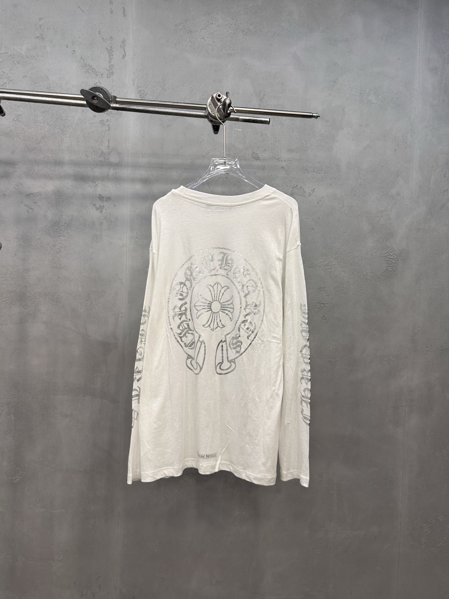 クロムハーツ シルバーフォイルプリント ウォッシュド ロングスリーブTシャツ ホワイト 詳細画像 2